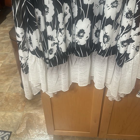 Beautiful dress from small boutique sexy and adorable - Picture 3 of 8